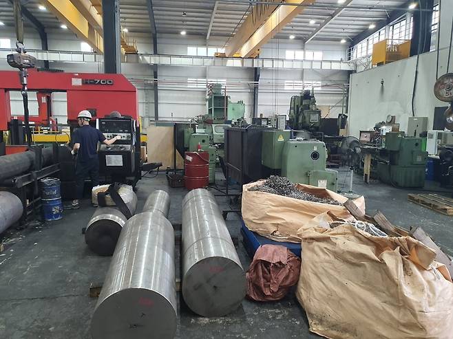 한 근로자가 소재 절단 작업을 진행 중이다. 서산=윤현주 기자