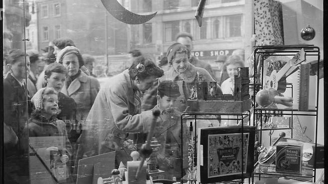 영국 런던의 햄리스(Hamlyes) 장난감 가게가 1881년 리젠트가로 옮겼을 당시 모습.  /런던 뮤지엄 자료.