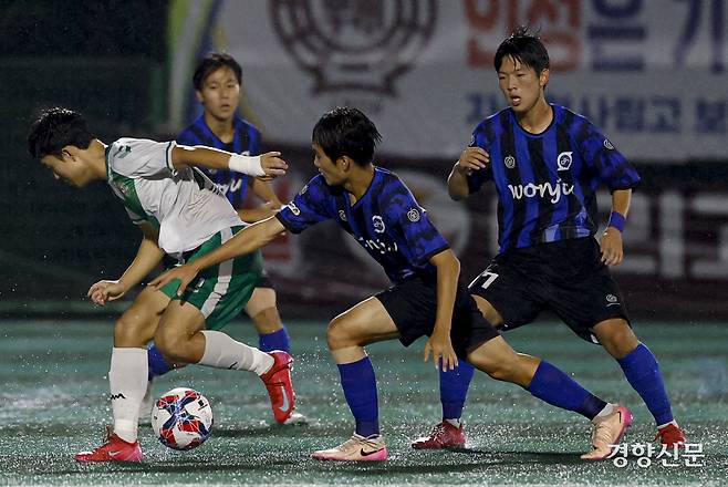 서울 용문고 이광호가 19일 충북 제천축구센터에서 열린 제58회 대통령 금배 전국고교축구대회 18강 데스매치 강원 미래고와의 경기에서 볼경합을 하고 있다.  제천 l 문재원 기자