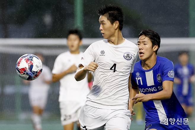 경기 안양공고 이세형이 19일 충북 제천축구센터에서 열린 제58회 대통령 금배 전국고교축구대회 18강 데스매치 서울 숭실고와의 경기에서 김명종과 볼경합을 하고 있다.  제천 l 문재원 기자