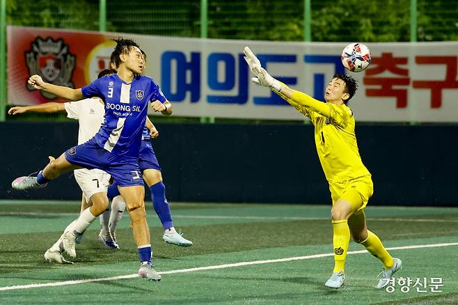 서울 숭실고 김찬희가 19일 충북 제천축구센터에서 열린 제58회 대통령 금배 전국고교축구대회 18강 데스매치 경기 안양공고와의 경기에서 득점하고 있다. 제천 l 문재원 기자