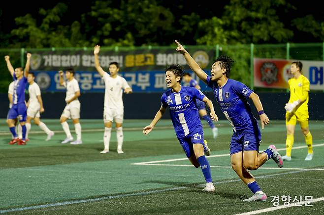 서울 숭실고 김찬희가 19일 충북 제천축구센터에서 열린 제58회 대통령 금배 전국고교축구대회 18강 데스매치 경기 안양공고와의 경기에서 득점 후 환호하고 있다.  제천 l 문재원 기자
