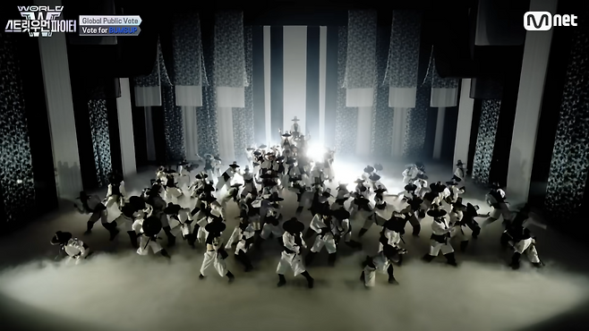 <월드 오브 스트릿 우먼 파이터> 범접의 메가크루 영상 캡처. 유튜브 더 춤 갈무리