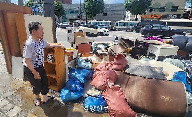 20일 오전 광주 북구 신안교 인근 단독주택에 사는 이항구씨가 수해로 집 밖에 내놓은 젖은 가구 더미를 씁쓸하게 바라보고 있다. 고귀한 기자