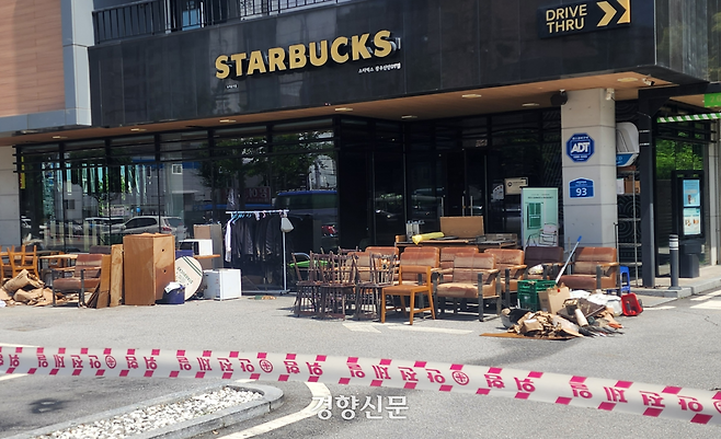 20일 오전 폭우 피해로 문을 닫은 광주 북구 신안동 스타벅스 매장 앞. 젖은 가구 등 집기가 밖으로 옮겨져 있고, 입구엔 출입 통제선이 둘러쳐져 있다. 고귀한 기자