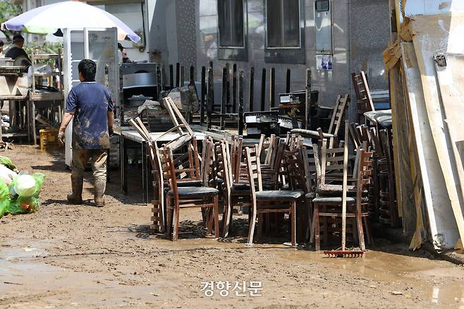 경남 산청군 문대마을에서 20일 주민들이 전날 내린 폭우로 인해 손상된 집기류를 정리하고 있다. 2025.07.20 한수빈 기자