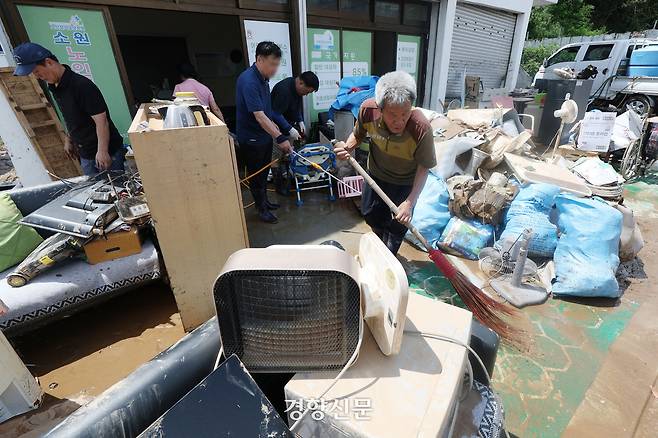 경남 산청군 문대마을에서 20일 주민들이 전날 내린 폭우로 인해 손상된 집기류를 정리하고 있다. 2025.07.20 한수빈 기자
