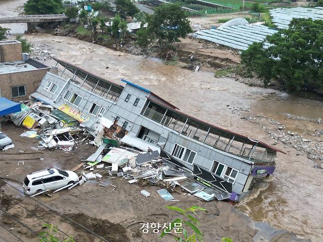 20일 경기 가평군 조종면 현리에서 집중호우로 한 편의점 건물이 하천 쪽으로 무너져 있다.  2025.7.20. 정지윤 선임기자