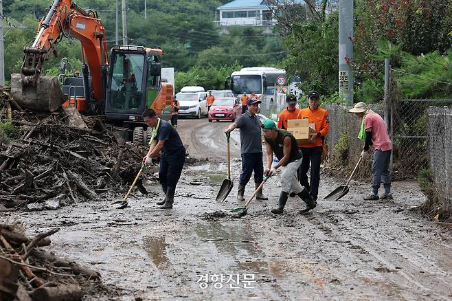 20일 집중호우가 내린 경기 가평군 상면 항사리에서 주민들이 복구작업을 하고 있다.  2025.7.20. 정지윤 선임기자