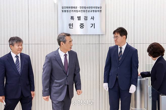 윤석열 전 대통령 부인 김건희 여사와 관련한 각종 의혹 사건을 수사하는 민중기 특별검사가 지난 2일 서울 종로구 KT광화문빌딩에 마련된 사무실 앞에서 현판 제막을 마치고 자리를 떠나고 있다. 정지윤 선임기자