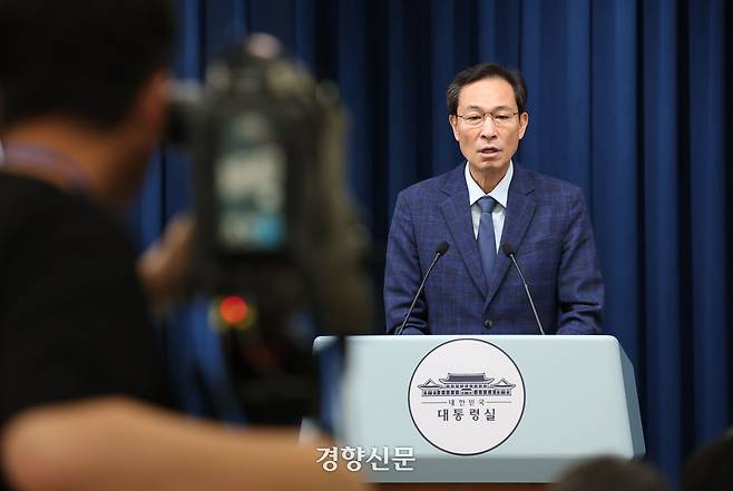 우상호 대통령실 정무수석이 20일 서울 용산구 대통령실청사에서 이재명 대통령의 이진숙 교육부장관 후보자의 지명 철회를 밝히고 있다. 대통령실사진기자단