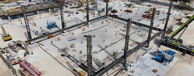 카타르의 학교 부지에 설치된 3D 프린터. 거대한 기둥 8개와 콘크리트를 치약처럼 뿜는 노즐로 구성돼 있다. COBOD 제공