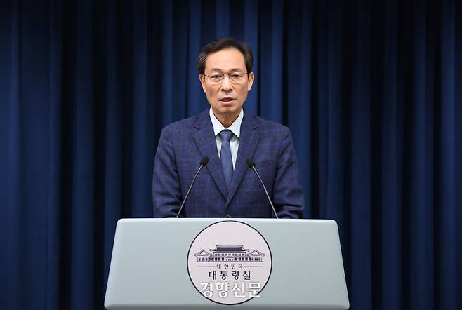 우상호 대통령실 정무수석이 20일 대통령실청사에서 이재명 대통령의 이진숙 교육부 장관 후보자의 지명 철회를 밝히고 있다. 김창길 기자