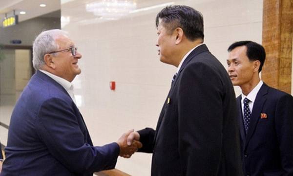 리카르도 프라카리 세계야구소프트볼연맹(WBSC) 회장(왼쪽)이 지난 19일 북한을 방문해 박천종 체육성 부상과 악수하고 있다. 연합뉴스