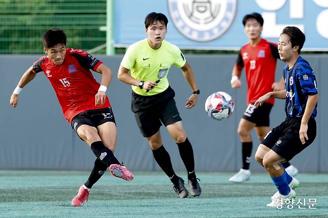 경기 구리고가 20일 충북 제천축구센터에서 열린 2025 대통령금배 고등 U-17, 16강 강원 미래고와의 경기에서 볼경합을 하고 있다. 제천ㅣ문재원 기자