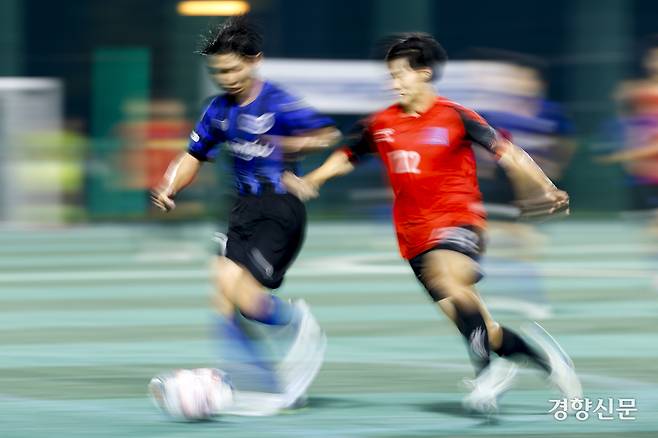 강원 미래고가 20일 충북 제천축구센터에서 열린 2025 대통령금배 고등 U-17, 16강 경기 구리고와의 경기에서 돌파하고 있다. 제천ㅣ문재원 기자