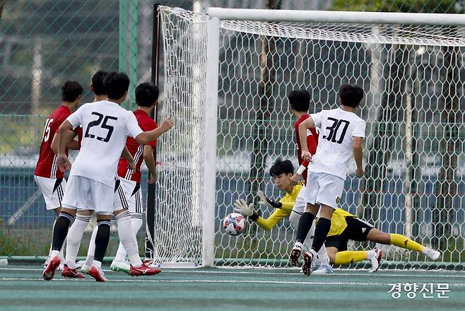 서울 보인고 골키퍼가 20일 충북 제천축구센터에서 열린 2025 대통령금배 고등 U-17, 16강 서울 영등포공고와의 경기에서 선방하고 있다. 제천ㅣ문재원 기자