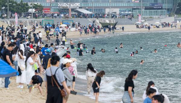 피서객들로 북적이는 해운대해수욕장. 국제신문DB