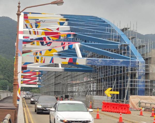 예향인 경남 통영의 랜드마크인 통영대교 아치에 한국 추상화의 거장으로 불린 통영출신 전혁림(1915~2010) 화백의 대표작 ‘풍어제’를 디자인해 통영대교가 ‘바다 위 예술작품’으로 변신한다. 통영시 제공