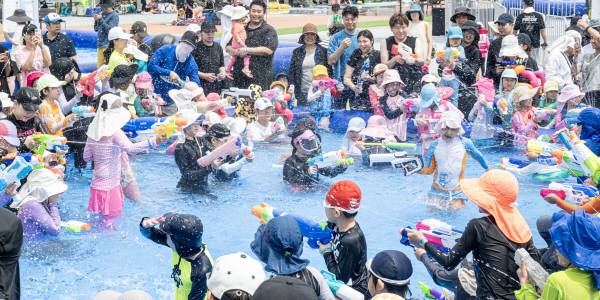 제3회 유엔남구 물놀이 축제가 열린 20일 부산 남구 용호별빛공원에서 어린이들이 물총 놀이를 하고 있다. 이원준 기자 windstorm@kookje.co.kr