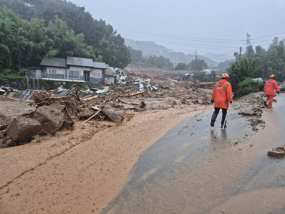 An area near a farm in Sancheong County, South Gyeongsang, is buried under mud and debris following heavy downpours on July 19. [GYEONGSANGNAM-DO FIRE DEPARTMENT]