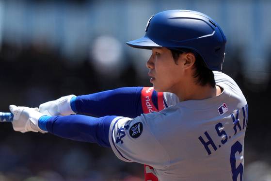 Los Angeles Dodgers second baseman Kim Hye-seong Kim prepares to bat against the San Francisco Giants during the second inning at Oracle Park in San Francisco on July 12. [REUTERS/YONHAP]
