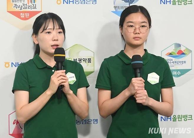 서울 김채영(왼쪽)-최서비가 개막전에 이어 2라운드에서도 승리를 합작했다.&nbsp;