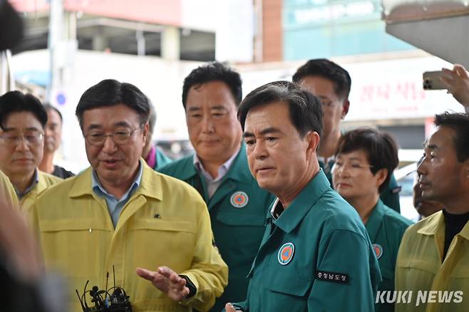 김태흠 충남지사는 20일 윤호중 행정안전부 장관과 당진 어시장, 예산군 신암면 시설하우스 단지를 차례로 찾아 피해 및 복구 현황을 청취하고 주민들을 격려했다.&nbsp;