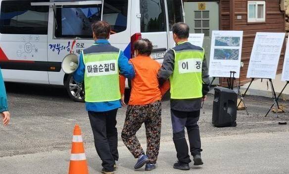 마을순찰대가 주민을 대피시키는 모습.   경북도 제공