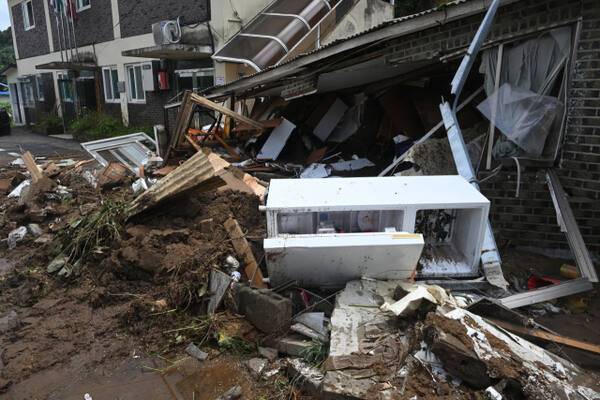 20일 오전 4시44분께 집중 호우로 가평군 조종면 신상리 일대 야산이 부너지면서 주택 3채가 파손됐다. 소방당국은 매몰된 5명 중 4명을 구조했지만 70대 여성 A씨가 숨진 채 발견됐다. 사진은 사고가 난 마을. 조주현기자