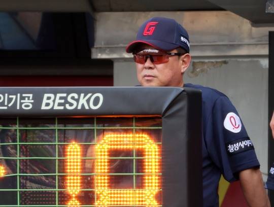 경기 지켜보는 김태형 감독. 사진=연합뉴스