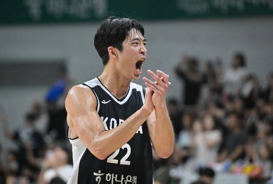 박수치는 여준석. 사진[연합뉴스]