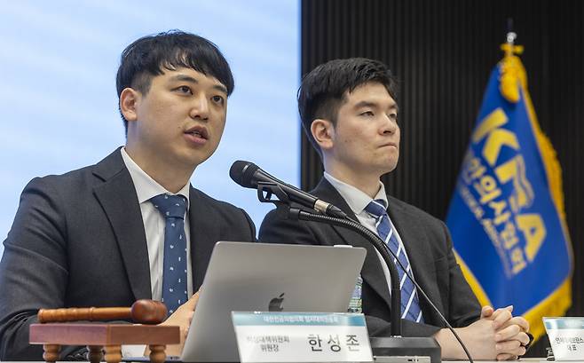 어제(19일) 서울 용산구 의협회관에서 열린 임시대의원총회에서 발언 중인 한성존 대한전공의협의회 비상대책위원장(왼쪽).