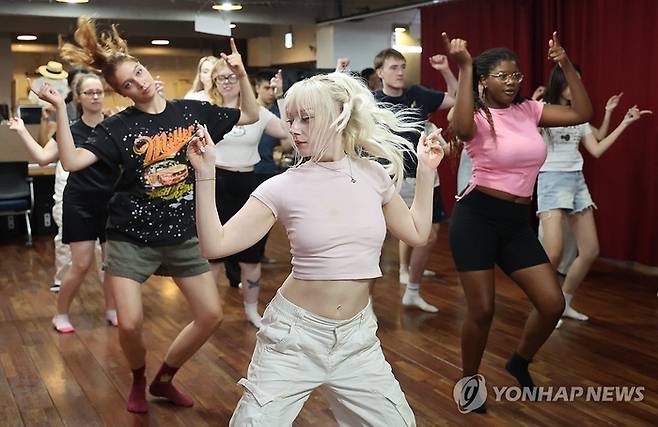 부산대 ‘서머스쿨’에 참가한 대만·미국·벨기에·일본·프랑스 등 12개국 50명의 해외 대학생이 17일 부산 금정구 한 댄스 연습실에서 K-POP 댄스를 배우고 있는 모습. 연합뉴스