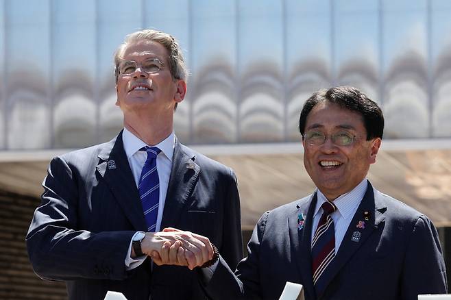 스콧 베선트 미국 재무부 장관과 아카자와 료세이 일본 경제재생상이 19일 일본 오사카·간사이 만국박람회(오사카 엑스포) 미국관에서 악수하고 있다. [로이터=연합뉴스]