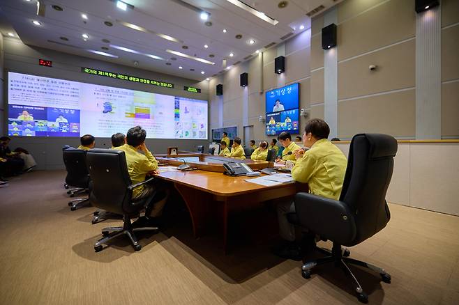 이재명 대통령이 18일 서울 종로구 서울정부청사 중앙재난안전상황실 서울상황센터에서 집중호우 대처상황 점검회의를 주재하고 있다. 2025.7.18. [대통령실 제공]