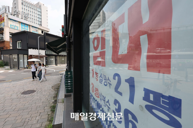서울 서대문구 이화여대 앞 상점가 폐업 상가에 임대문의 안내문이 붙어 있다. 2024.8.25 [한주형 기자]