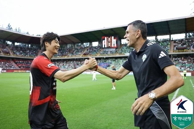 Ki Sung -yong (left), Gus, director. Photo = Korea Professional Football Federation