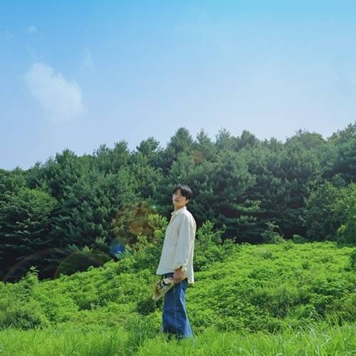 옥진욱이 생애 처음으로 작사로 참여한 첫 번째 싱글 앨범 ‘청춘의 한복판’을 발매한다.