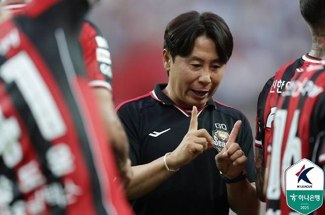 FC 서울 김기동 감독이 선수들에게 지시를 내리고 있다. 사진=한국프로축구연맹
