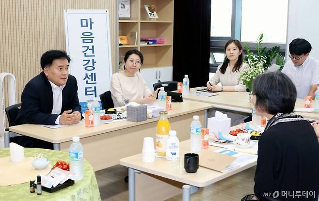 [서울=뉴시스] 김금보 기자 = 박용수 인사혁신처 차장이 20일 경남 창원시 마산합포구 정부경남지방합동청사 내 공무원 마음건강센터를 방문해 상담사들과 대화를 나누고 있다. (사진=인사혁신처 제공) 2025.05.20. /사진=뉴시스