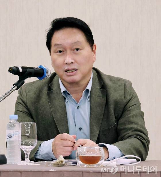 최태원 대한상공회의소 회장이 지난 17일 경북 경주에서 열린 '대한상의 하계포럼' 기자 간담회에서 질의에 응답하고 있다.