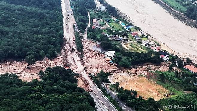 [산청=뉴시스] 차용현 기자 = 20일 오전 경남 산청군을 가로지르는 산청대로에 지난 19일 폭우로 산사태가 발생하자 관계자들이 복구작업을 펼치고 있다. 2025.07.20.con@newsis.com /사진=