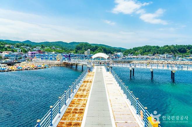 바다위를 걸을 수 있는 대진항의 산책로. /사진=한국관광공사