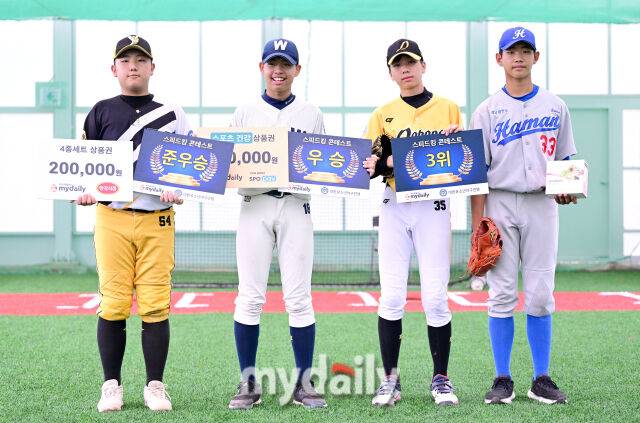 2025년 7월 20일 강원도 횡성베이스볼파크에서 '제2회 마이데일리배 전국유소년야구대회'가 열렸다. 스피드킹 콘테스트에서 수상한 선수들이 기념촬영을 하고 있다.(왼쪽부터 2위 최현성(남양주야놀), 1위 윤재원(휘문야구아카데미), 3위 김태원(도봉구), 4위 이준모(함안BSC))/횡성베이스볼테마파크=유진형 기자