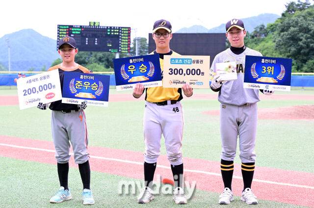 2025년 7월 20일 강원도 횡성베이스볼파크에서 '제2회 마이데일리배 전국유소년야구대회'가 열렸다. 홈런더비에서 우승한 유시성(도봉구)과 준우승 김하진(남양주 강호), 그리고 3위 이건희(안양시)가 기념촬영을 하고 있다./횡성베이스볼테마파크=유진형 기자