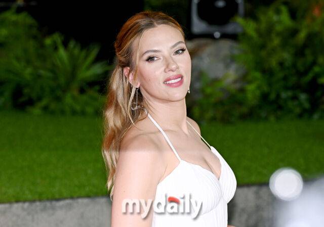 헐리우드 배우 스칼렛 요한슨이 1일 오후 서울 영등포 타임스퀘어에서 진행된 영화 '쥬리가 월드: 새로운 시작' 레드카펫 행사에서 포즈를 취하고 있다. / 마이데일리