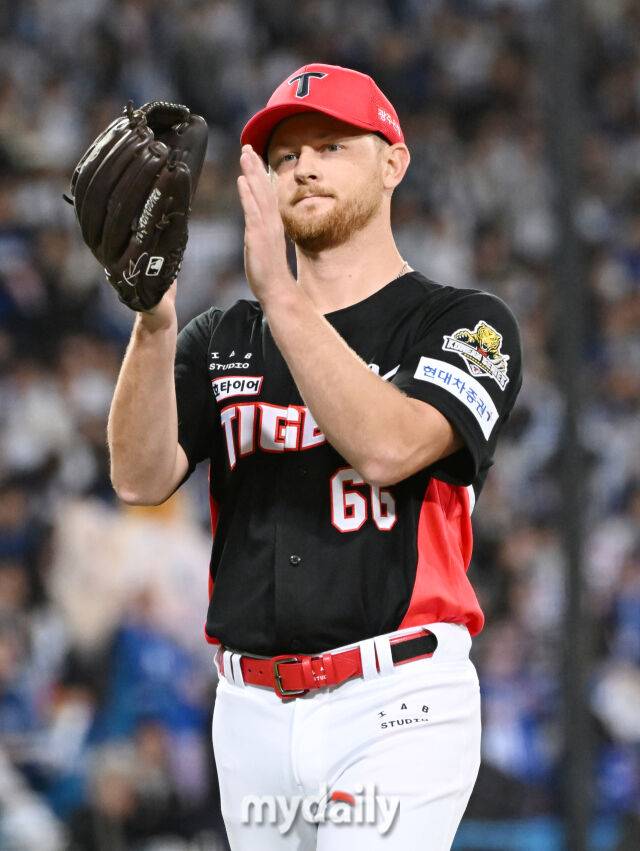 25일 오후 대구광역시 연호동 대구삼성라이온즈파크에서 진행된 '2024 프로야구 KBO리그 포스트시즌' 한국시리즈 3차전 삼성라이온즈와 KIA타이거즈의 경기. 기아 라우어가 6회말 무사 1루서 교체되며 박수를 치고 있다./마이데일리