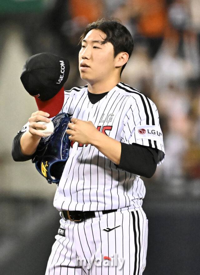 28일 오후 서울 잠실야구장에서 진행된 '2025 프로야구 KBO리그' LG트윈스와 한화이글스의 경기.LG 박명근이 연장11회초 채은성에게 2점 홈런을 허용한 뒤 아쉬워 하고 있다./마이데일리