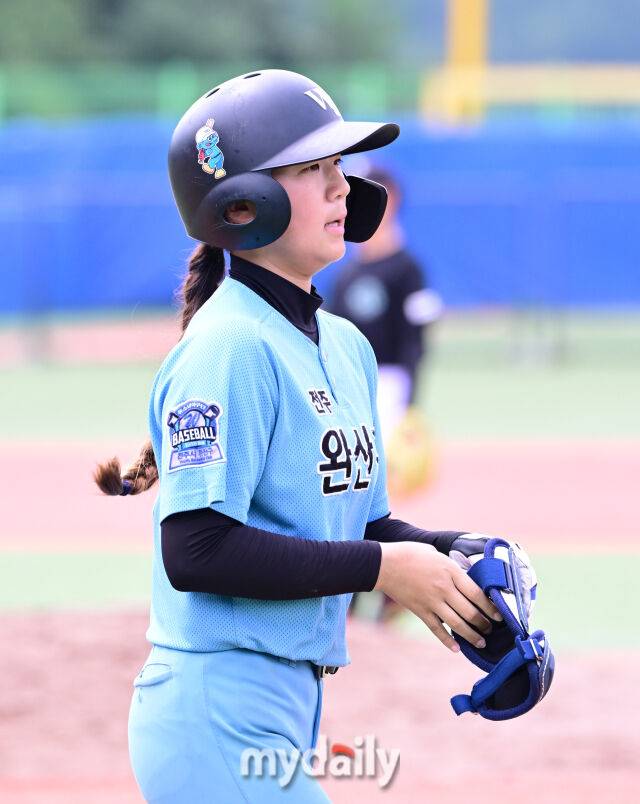 2025년 7월 20일 강원도 횡성베이스볼파크에서 '제2회 마이데일리배 전국유소년야구대회' 안산시 유소년야구단과 전주완산구 유소년야구단의 경기가 열렸다. 전주완산구 유소년야구단 정혜진이 1회말 무사 3루서 볼넷을 얻어 나가고 있다./횡성베이스볼테마파크=유진형 기자